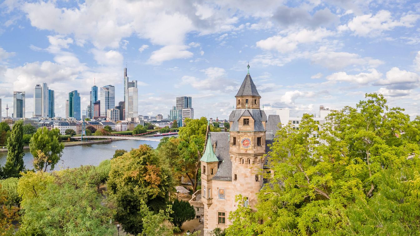 Blick auf das Liebighaus von schräg oben, dahinter der Main und die Frankfurter Skyline.