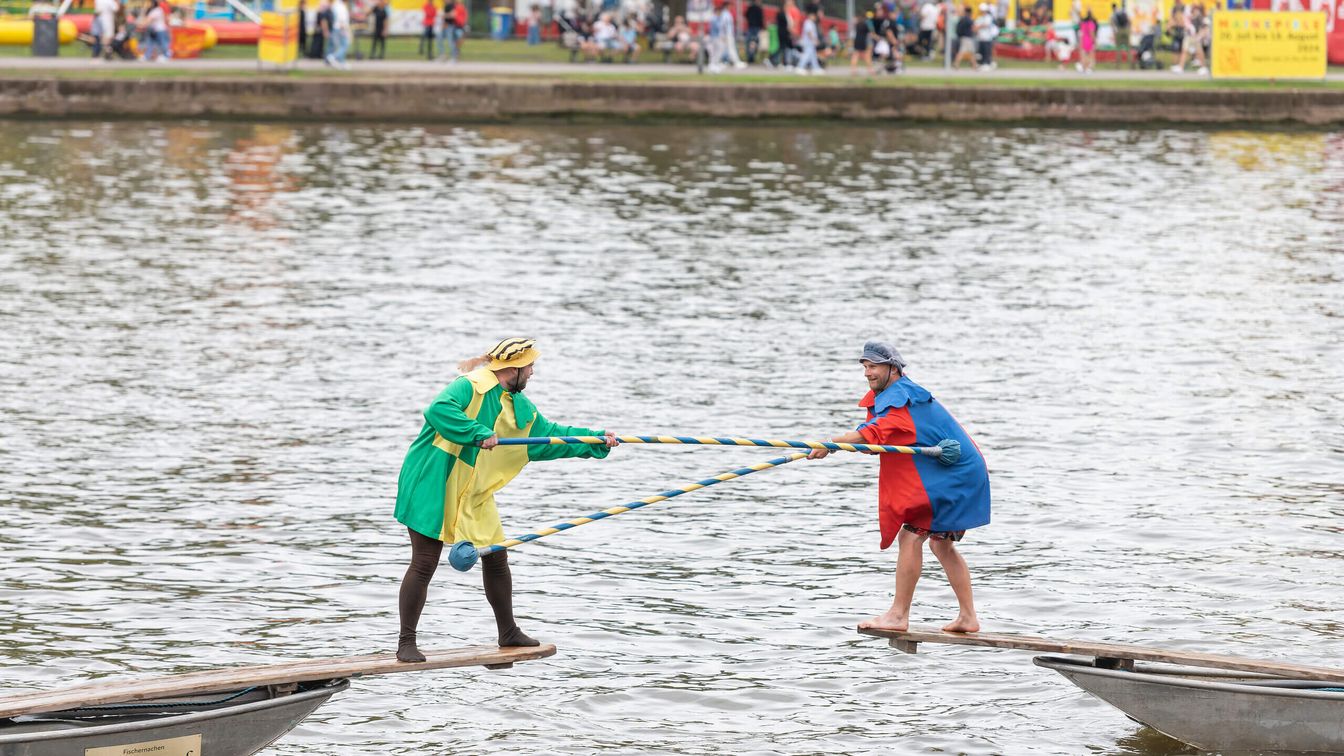 Zwei Teilnehmer*innen beim Fischerstechen auf dem Main.