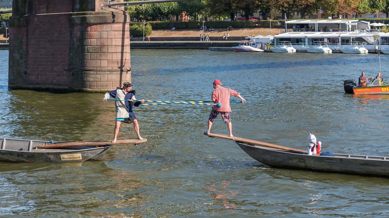 Zwei Kämpfer beim Fischerstechen, DLRG-Boot im Hintergrund