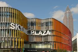 Skyline Plaza Einkaufszentrum mit bunter Fassade und Blick auf den Messeturm