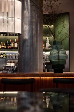 Stilvolle Hotelbar mit moderner Beleuchtung und edlem Interieur im Kimpton Hotel Frankfurt