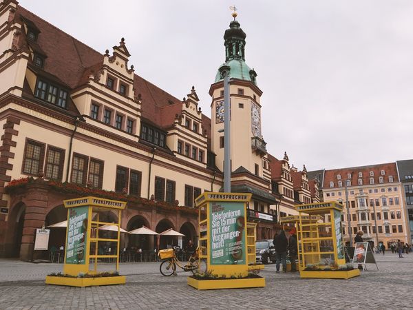 Der Marktplatz mit dem historischen Alten Rathaus, im Vordergrund stehen einige gelben Telefonzellen.
