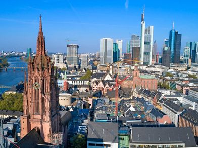 Blick von oben auf die Frankfurter Skyline mit dem Dom im Vordergrund.