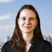 Portrait of Jessica Mayer in front of the Frankfurt skyline.