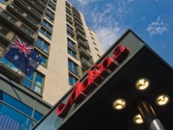 Blick auf Adina Hotel Frankfurt mit australischer Flagge und Hotellogo