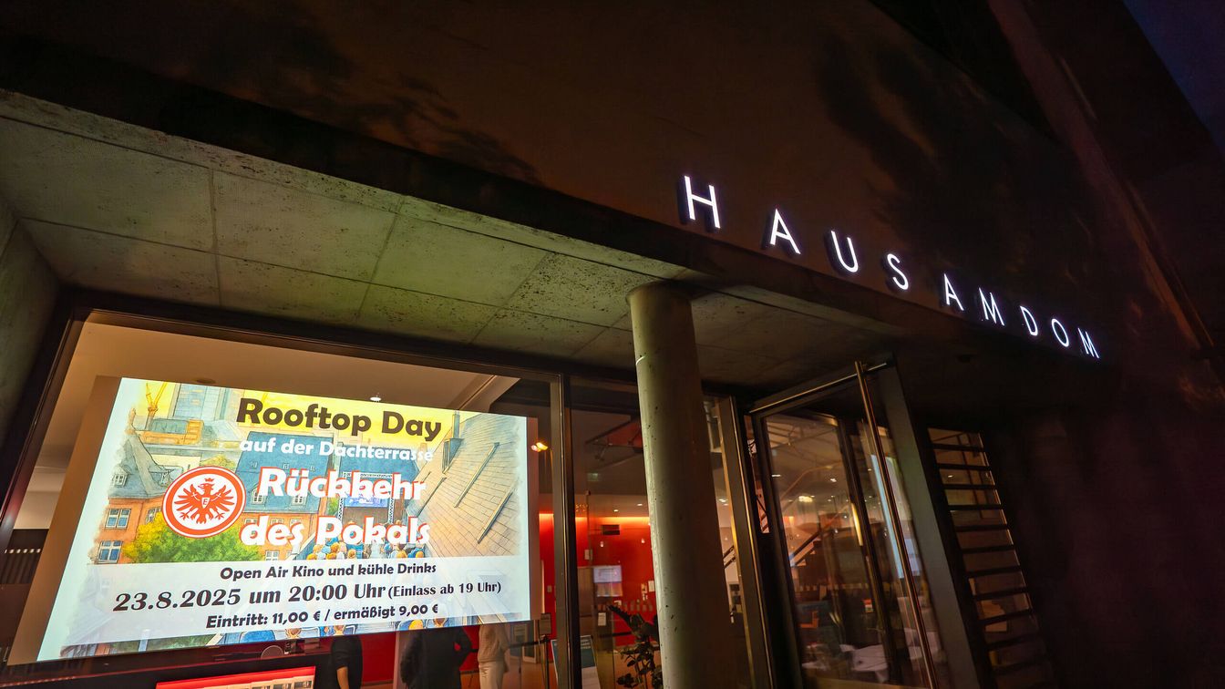 Werbeplakat für Rooftop Day im Haus am Dom bei Nacht. 