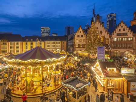Belebter Weihnachtsmarkt am Frankfurter Römer mit Baum und Karussell