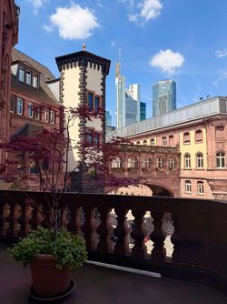 Blick vom Römerbalkon auf Altstadt und Skyline von Frankfurt.