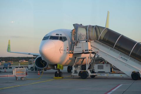 Flugzeug mit Zustiegstreppe im Abendlicht