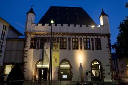 Das Caricatura Museum Frankfurt bei Abendbeleuchtung