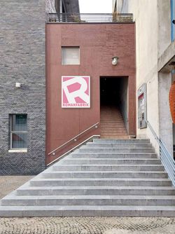 Eingang zur Romanfabrik über eine Treppe.