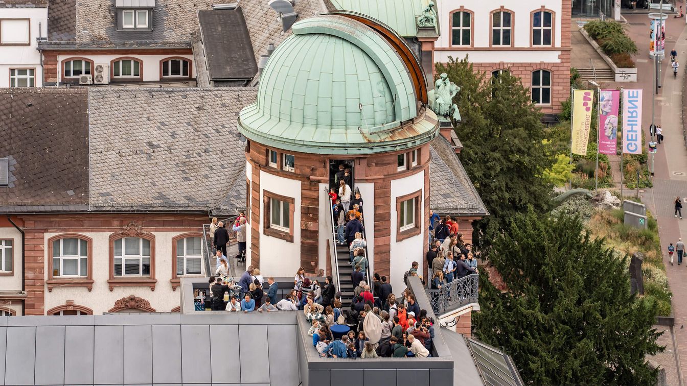 Menschen versammeln sich auf einem historischen Sternwarte.