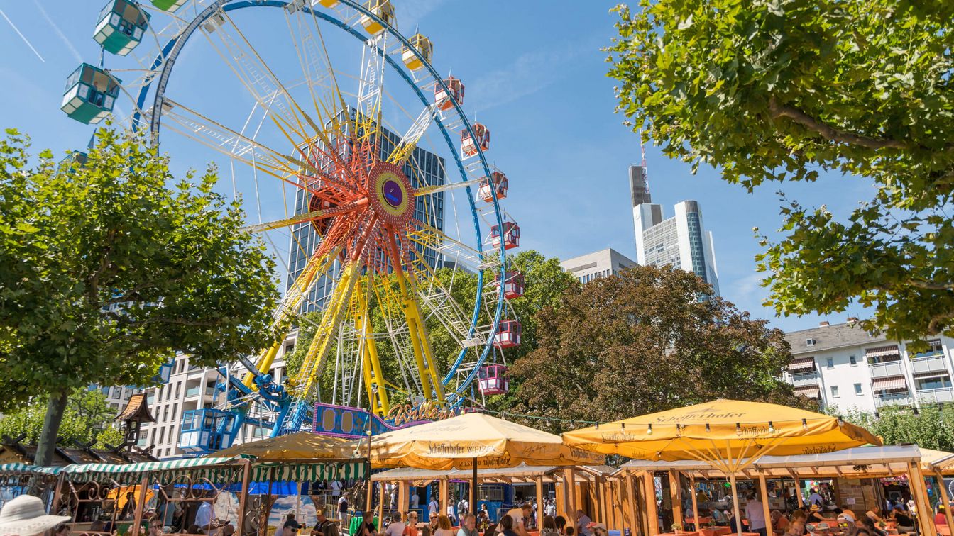 Mit der Skyline und dem Riesenrad im Hintergrund das gute Wetter auf dem Mainfest genießen und entspannen