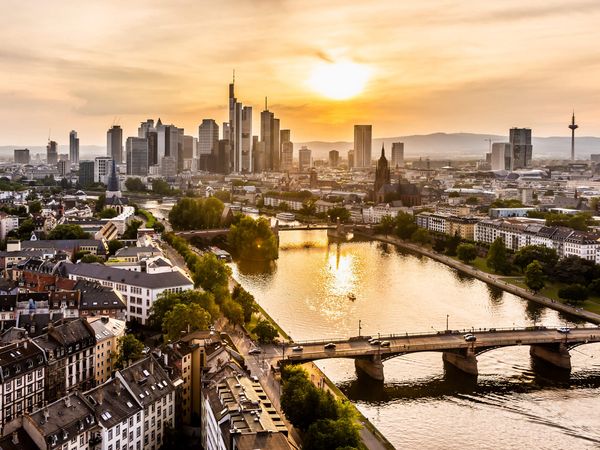 Sonnenuntergang über dem Main mit Skyline und Brücke in Frankfurt.