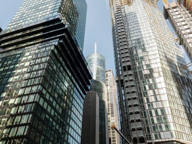 Glasfassaden von Hochhäusern in Frankfurt im Sonnenschein.